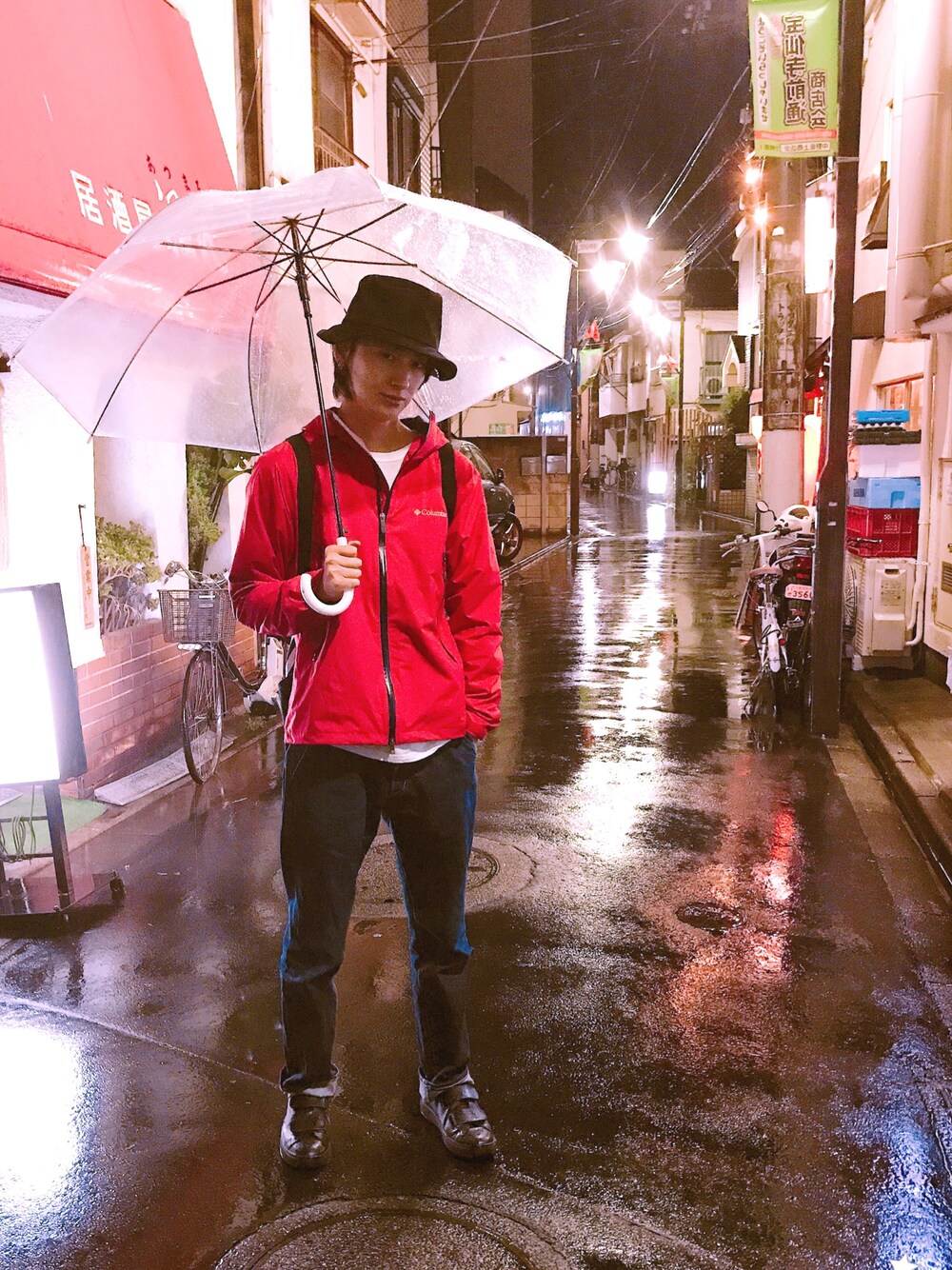 「雨の日コーデ、フェススタイル、ハット、赤、Columbia、マウンテンパーカー、デニム、デニムパンツ、スニーカー、スニーカーコーデ」｜「Columbiaのレイクパウエルジャケット（マウンテンパーカー、レッド系）」を使った、宮下雅人   さん（メンズ・183cm）の春コーディネートの1枚目の写真