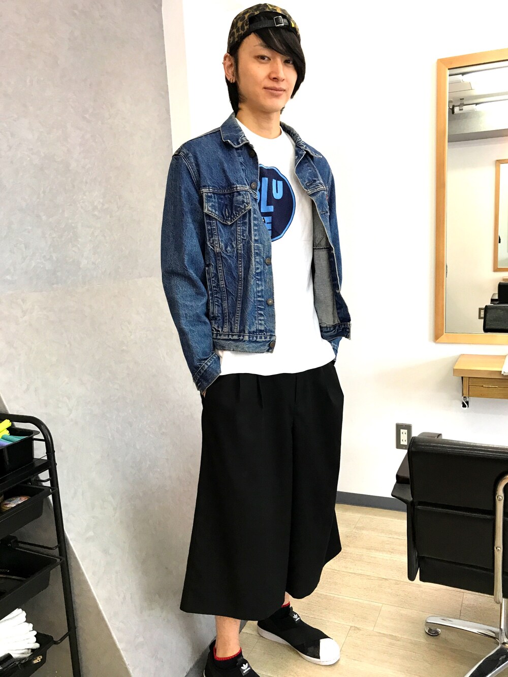 「春、ootd、カジュアル、スニーカーコーデ、キャップ、キャップ後ろかぶり、Gジャン、デニムジャケット、ガウチョパンツ、スニーカー」｜「Levi'sのデニムジャケット-ミッドカラー/14.8oz デニム（デニムジャケット、ブルー系）」を使った、宮下雅人   さん（メンズ・183cm）の春コーディネートの1枚目の写真