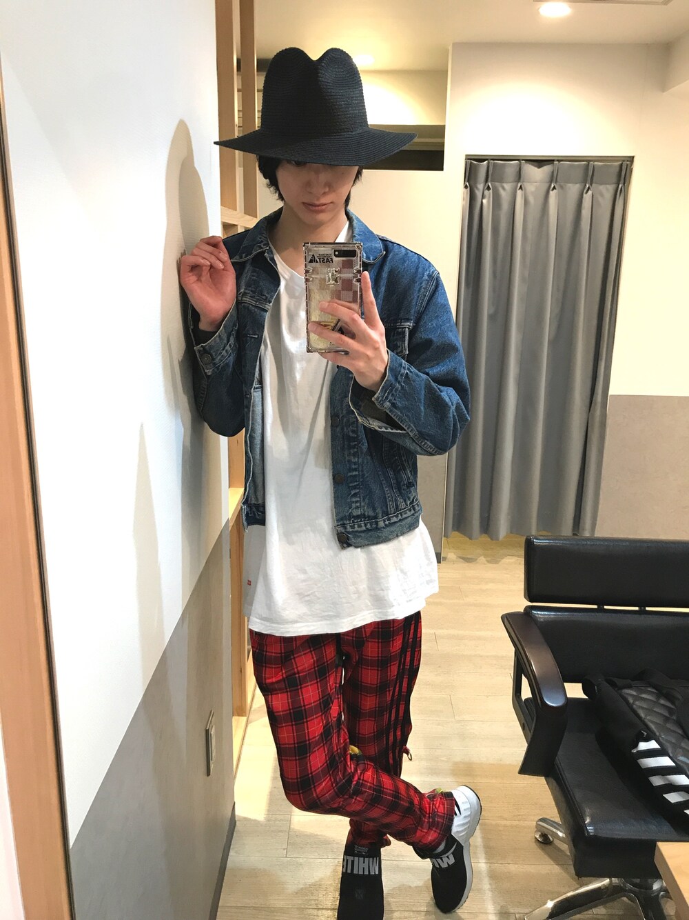 「ハット、デニム、デニムジャケット、Gジャン、ビッグシルエット、ビッグT、チェック、チェックパンツ、スニーカー、adidas」｜「L.H.PのLHP/エルエイチピー/LongBrim BradeHat 〈6016161〉（ハット、ブラック系）」を使った、宮下雅人   さん（メンズ・183cm）の春コーディネートの1枚目の写真