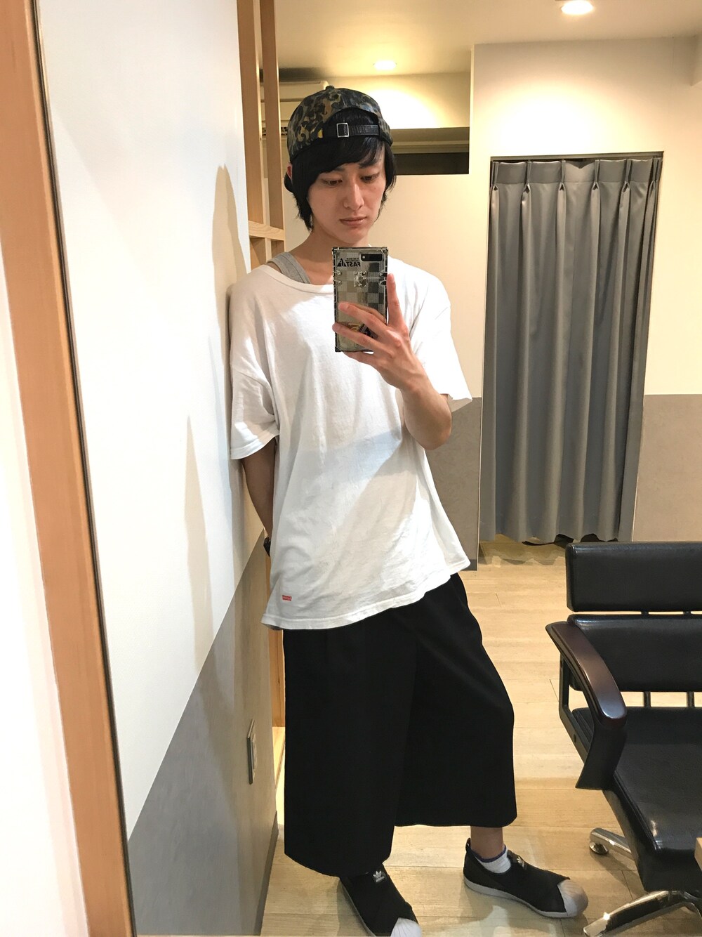 「夏、夏コーデ、シンプル、ビッグシルエット、スニーカーコーデ、キャップ、白Tシャツ、ビッグT、ガウチョパンツ、スニーカー」｜「Supreme のアイテム（Tシャツ/カットソー、ホワイト系）」を使った、宮下雅人   さん（メンズ・183cm）の春コーディネートの1枚目の写真
