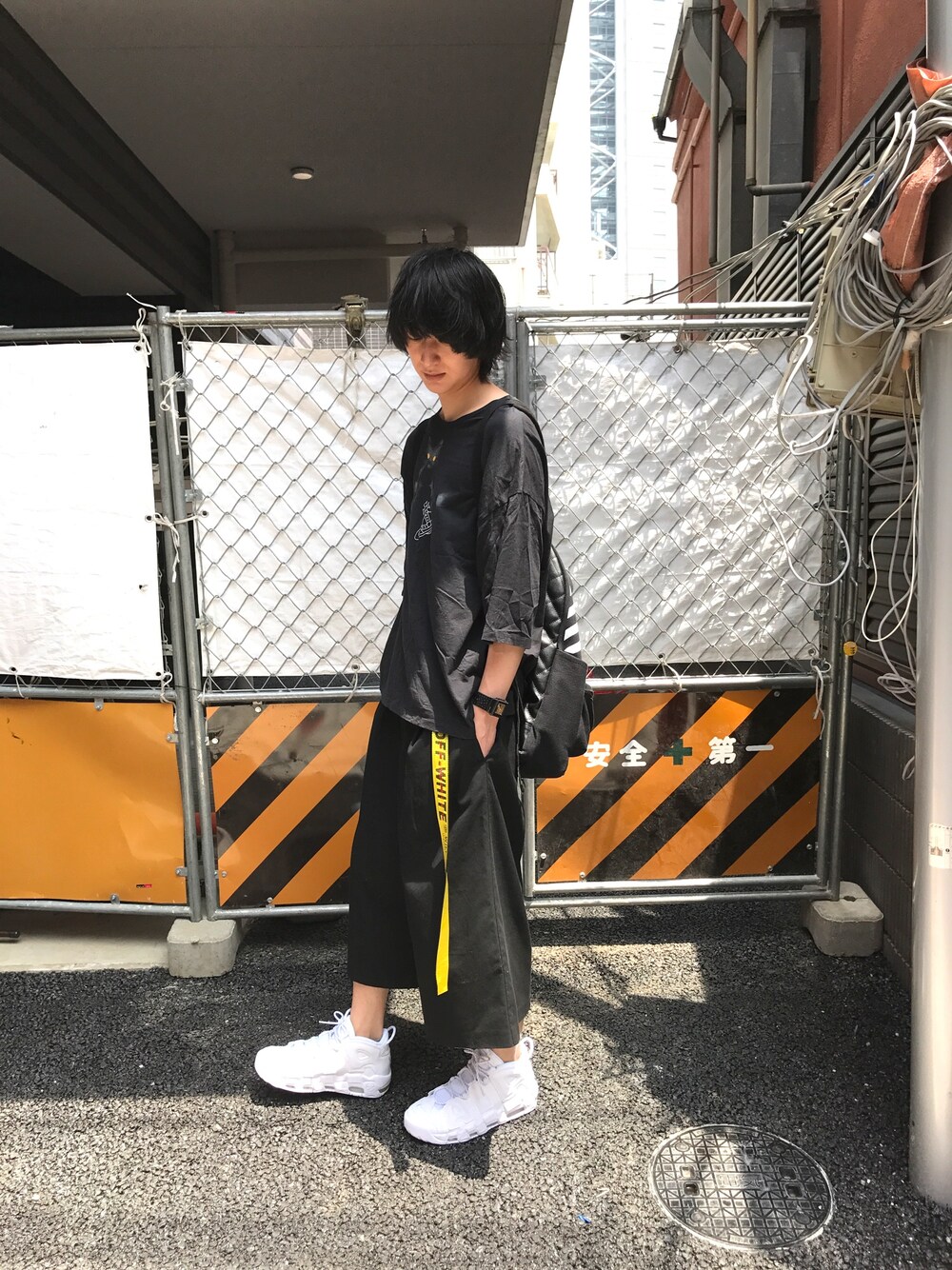 「夏コーデ、ゆるコーデ、モノトーンコーデ、ブラックコーデ、シンプルコーデ、モノトーン、ビッグシルエット、ビッグT、スニーカー、ナイキ」｜「Vivienne Westwoodのアイテム（Tシャツ/カットソー、ブラック系）」を使った、宮下雅人   さん（メンズ・183cm）の夏コーディネートの1枚目の写真