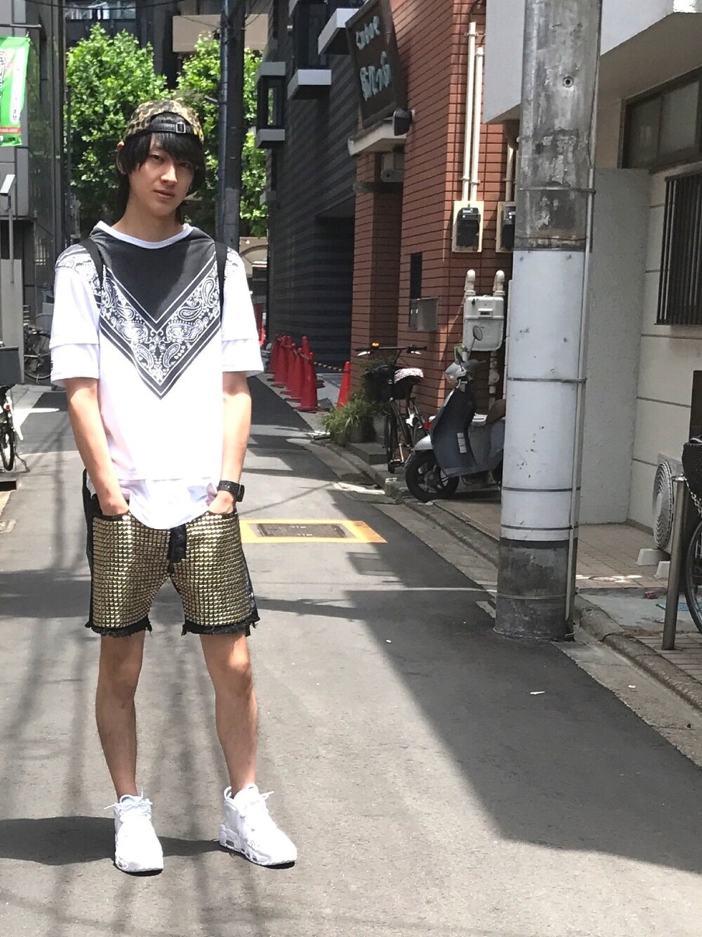 「キャップ、ビッグT、スタッズ、ハーフパンツ、スニーカー、スニーカーコーデ、ナイキ、モアテン、白、ホワイト」｜「wisdomのwisdom/バンダナ00T（Tシャツ/カットソー、ホワイト系）」を使った、宮下雅人   さん（メンズ・183cm）の夏コーディネートの1枚目の写真