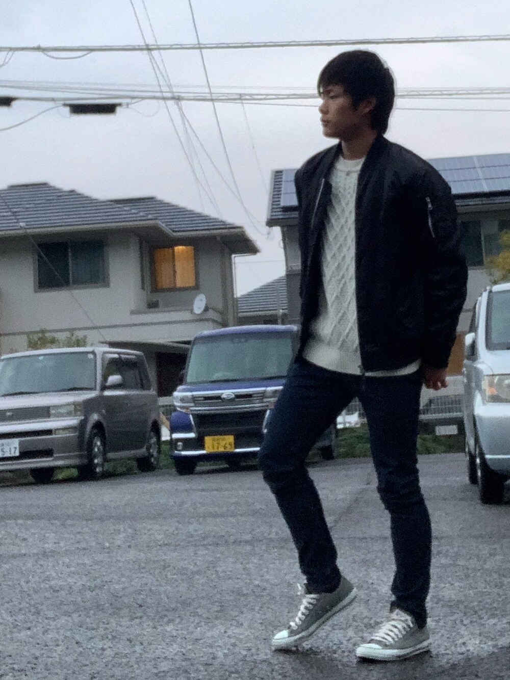 「エムエーワン、ニット、デニムパンツ、コエ(KOE)、ROOT THREE、コンバース」｜「不明のアイテム（MA-1、ブラック系）」を使った、RIKUさん（メンズ・168cm）の冬コーディネートの1枚目の写真