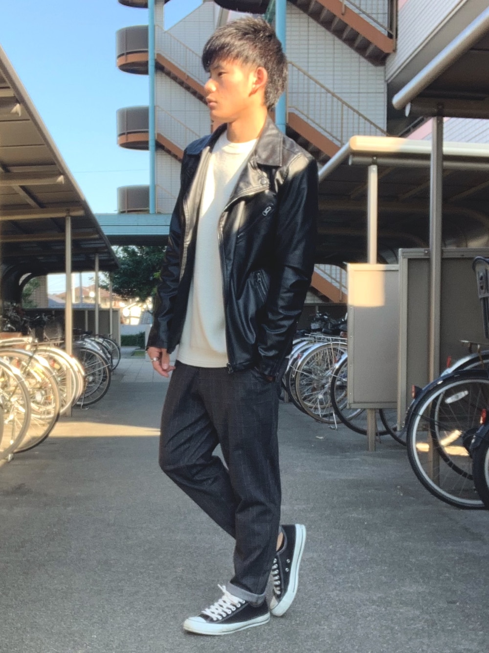 「ダブルライダース、ライダース、甘辛コーデ、GU、白ニット、チェックパンツ、グローバルワーク(GLOBAL WORK)、コンバース、冬コーデ、秋コーデ」｜「古着のアイテム（ライダースジャケット、ブラック系）」を使った、RIKUさん（メンズ・170cm）の秋コーディネートの1枚目の写真