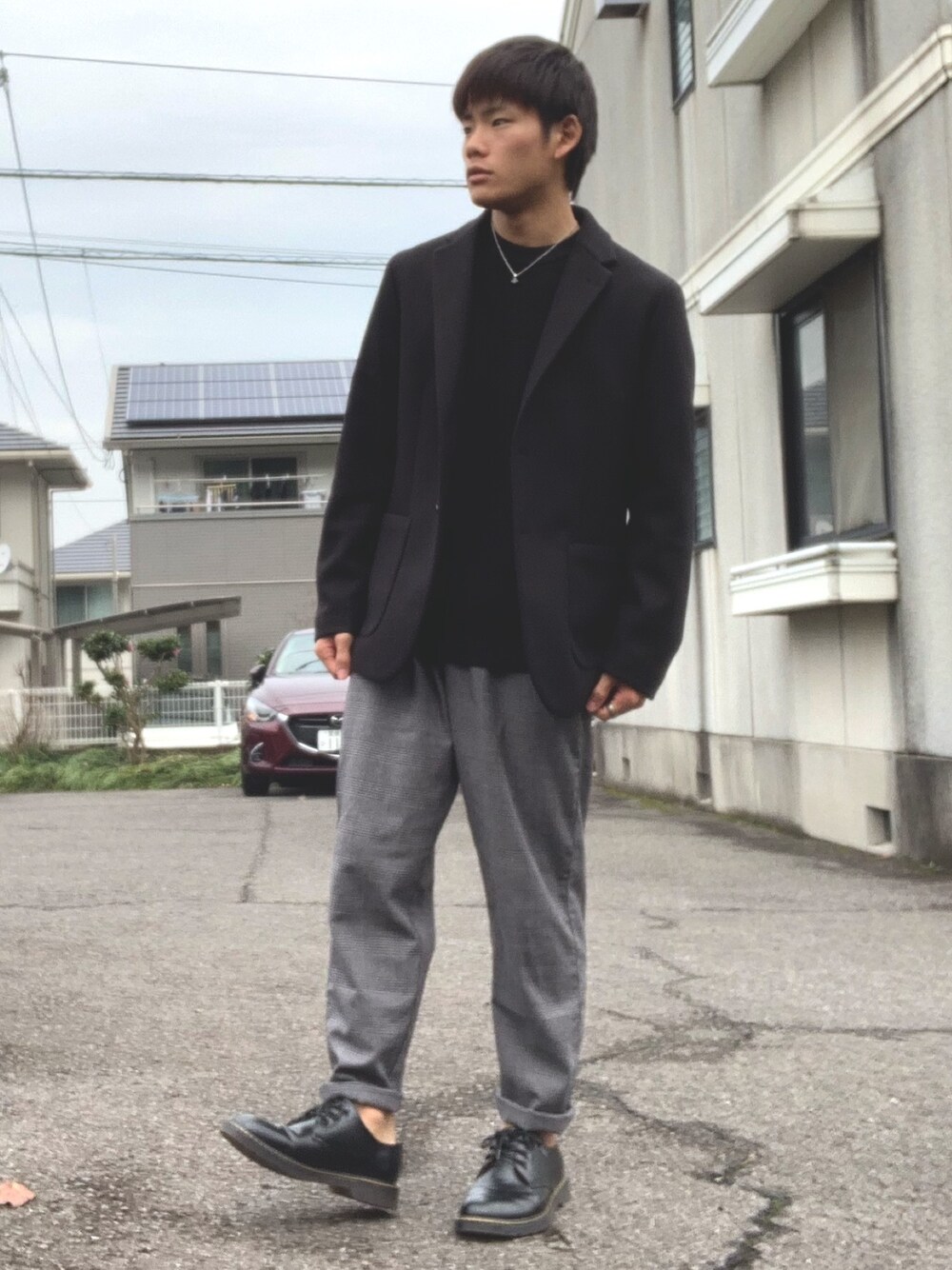 「チェックパンツ、グレー、テーラードジャケット、黒ニット、革靴、キレイめ、新年一発目、GU、シンプル、冬コーデ」｜「GUのアイテム（テーラードジャケット、ブラック系）」を使った、RIKUさん（メンズ・170cm）の冬コーディネートの1枚目の写真