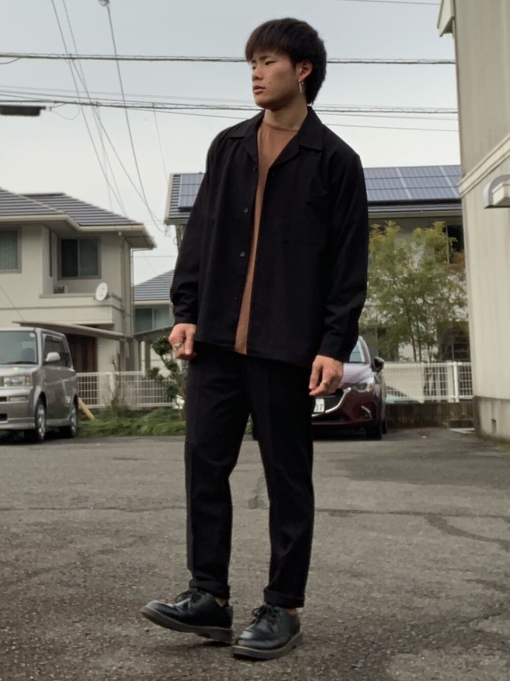 「セットアップ、黒、GU、開襟シャツ、スラックス、シンプル、春コーデ、冬コーデ、ベージュ、革靴」｜「GUのアイテム（シャツ/ブラウス、ブラック系）」を使った、RIKUさん（メンズ・170cm）の冬コーディネートの1枚目の写真