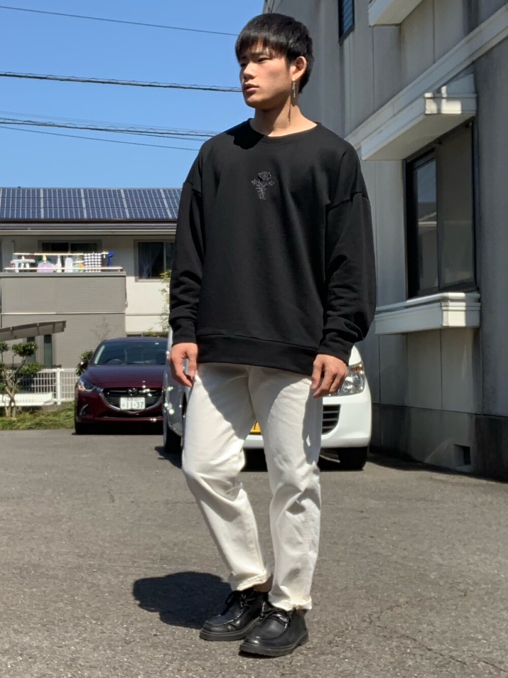 「春コーデ、夏コーデ、スウェット、白パンツ、UNIQLO、ユニクロユー、ＧＯＣ、革靴、GU、モノトーン」｜「G.O.Cのオーバーサイズ バラ刺繍 スウェットトレーナー（スウェット、ブラック系）」を使った、RIKUさん（メンズ・170cm）の春コーディネートの1枚目の写真