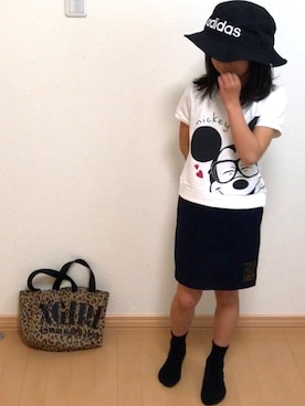 「adidas（アディダス）の【adidas】バケットハット（ハット、ブラック系）」を使った、しろTOむくさん（レディース）の夏コーディネート