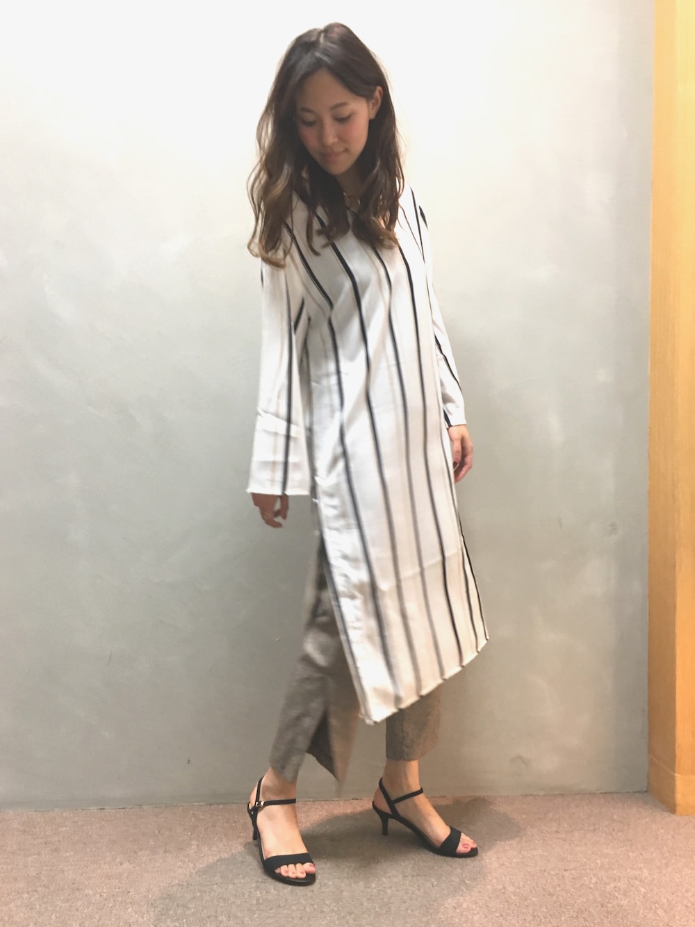 「RANDA、大人カジュアル、スリットパンツ、ストライプ、ロングトップス、ワンピース×パンツ、サンダル」｜「RANDAのロングブラウス（シャツ/ブラウス、ホワイト系）」を使った、IMAEDA2さん（レディース・167cm）の春コーディネートの1枚目の写真