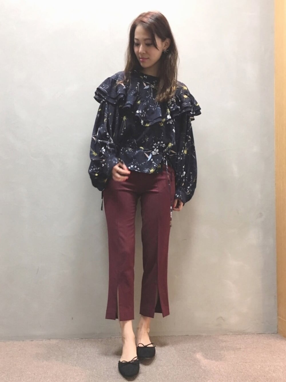 「RANDA、秋コーデ、大人ガーリー、フリル、スリット、スリットパンツ、ミュール、花柄」｜「RANDAのフリルバルーンスリーブブラウス（シャツ/ブラウス、ブルー系）」を使った、IMAEDA2さん（レディース・167cm）の夏コーディネートの1枚目の写真