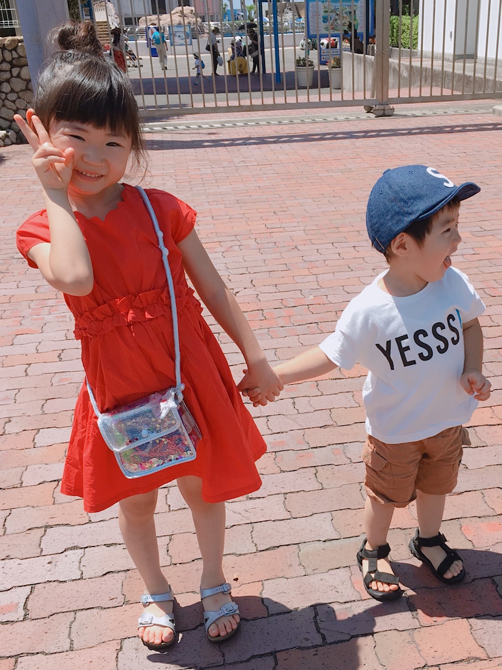 「キッズコーデ、女の子コーデ、休日コーデ、夏コーデ、男の子」｜「Seraphの4色2柄スカラップワンピース（ワンピース、レッド系）」を使った、🌴YRS◡̈⋆さん（キッズ・110cm）の夏コーディネートの1枚目の写真