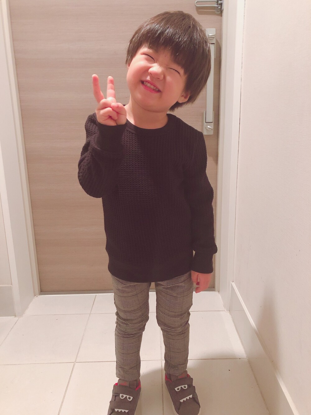 「秋コーデ、kids、チェックパンツ、チェック柄に恋してる、4歳、西松屋コーデ、西松屋、シンプルコーデ」｜「PUMAのPUMA ベビー プーマ スマッシュ V2 モンスター V (12-16cm)（スニーカー、グレー系）」を使った、🌴YRS◡̈⋆さん（キッズ・100cm）の秋コーディネートの1枚目の写真