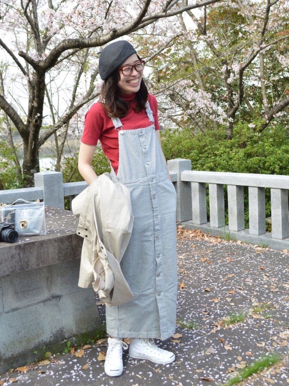 「桜より目立つ色着る奴、Urvin、ジャンパースカート、麦わらベレー帽、ストライプ、ハイネックなのに半袖、ハイカットジャックパーセル、ジャックパーセル」｜「URVINのアイテム（スカート、ブルー系）」を使った、Ⓜ︎__________ℹ︎さん（レディース・167cm）の春コーディネートの1枚目の写真