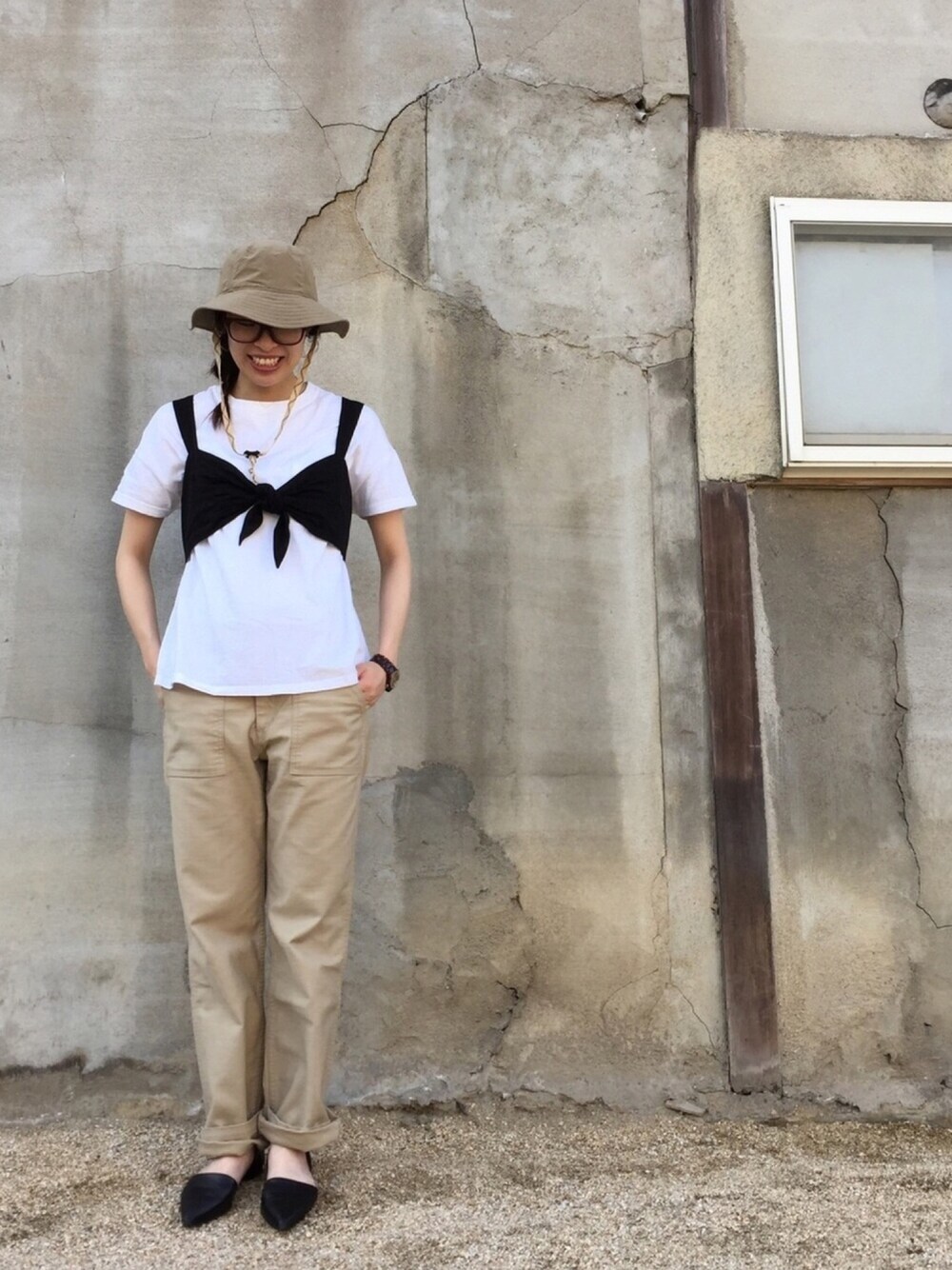 「ベイカーパンツ、ベージュ、ビスチェ、ジャパンブルージーンズ、重ね着、白Tシャツ、ベーシックカラー、ブラック、ホワイト」｜「JAPAN BLUE JEANSのアイテム（チノパンツ、ベージュ系）」を使った、Ⓜ︎__________ℹ︎さん（レディース・167cm）の春コーディネートの1枚目の写真