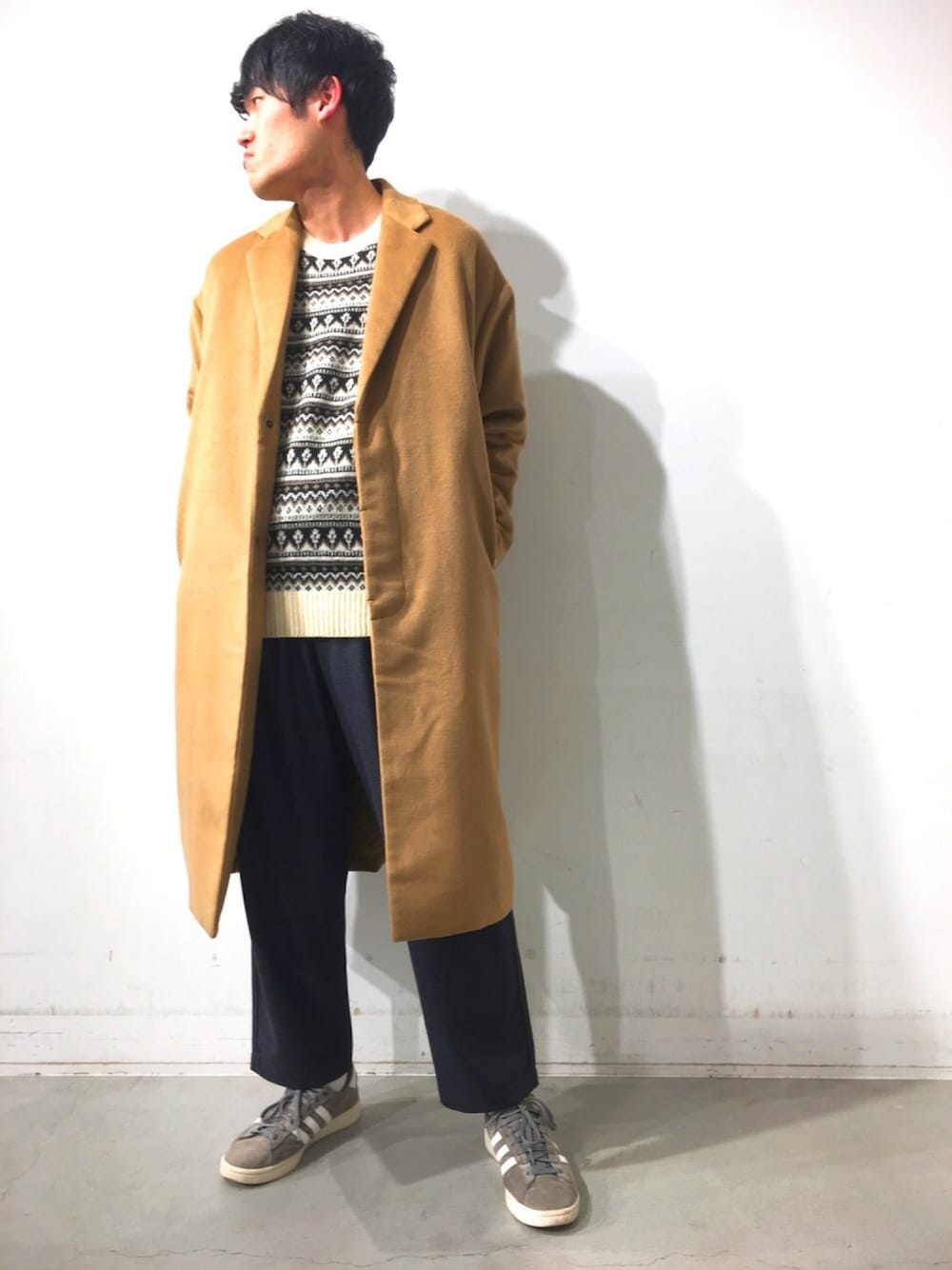 「koeららぽーと海老名、大学生、プチプラ、チェスターコート、ジャガード、adidas、ベージュ、グレー、ロングコート、おしゃれさんと繋がりたい、スニーカー、大人カジュアル、冬コーデ、柄ニット、白ニット」｜「koeのTRビーバー比翼チェスターコート（ダウンジャケット/コート、ベージュ系）」を使った、shunさん（メンズ・173cm）の冬コーディネートの1枚目の写真