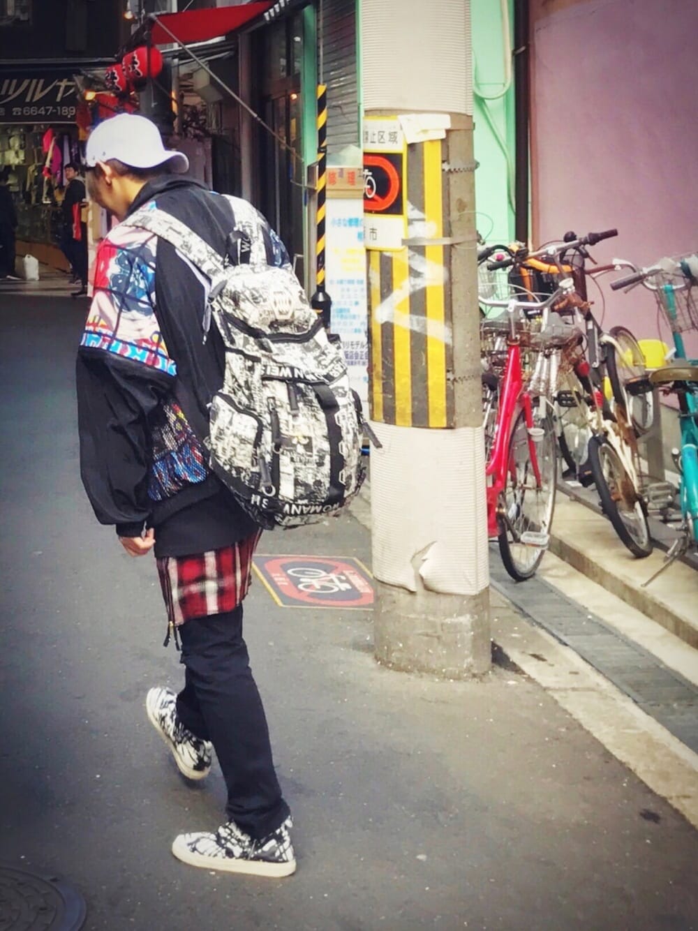 「大阪、韓国ファッション、韓国ブランド、LAZER HEAVEN、白黒」｜「WO MAN WEI SIのアイテム（バックパック/リュック、ホワイト系）」を使った、もっくん。さん（メンズ・172cm）の冬コーディネートの1枚目の写真