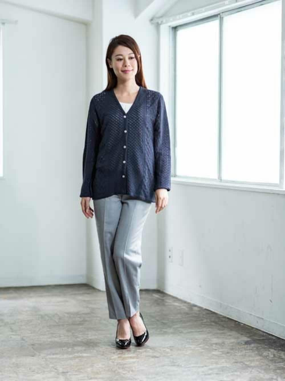 ブルー系のカーディガン/ボレロを着用したレディースの冬コーディネートの1枚目の写真