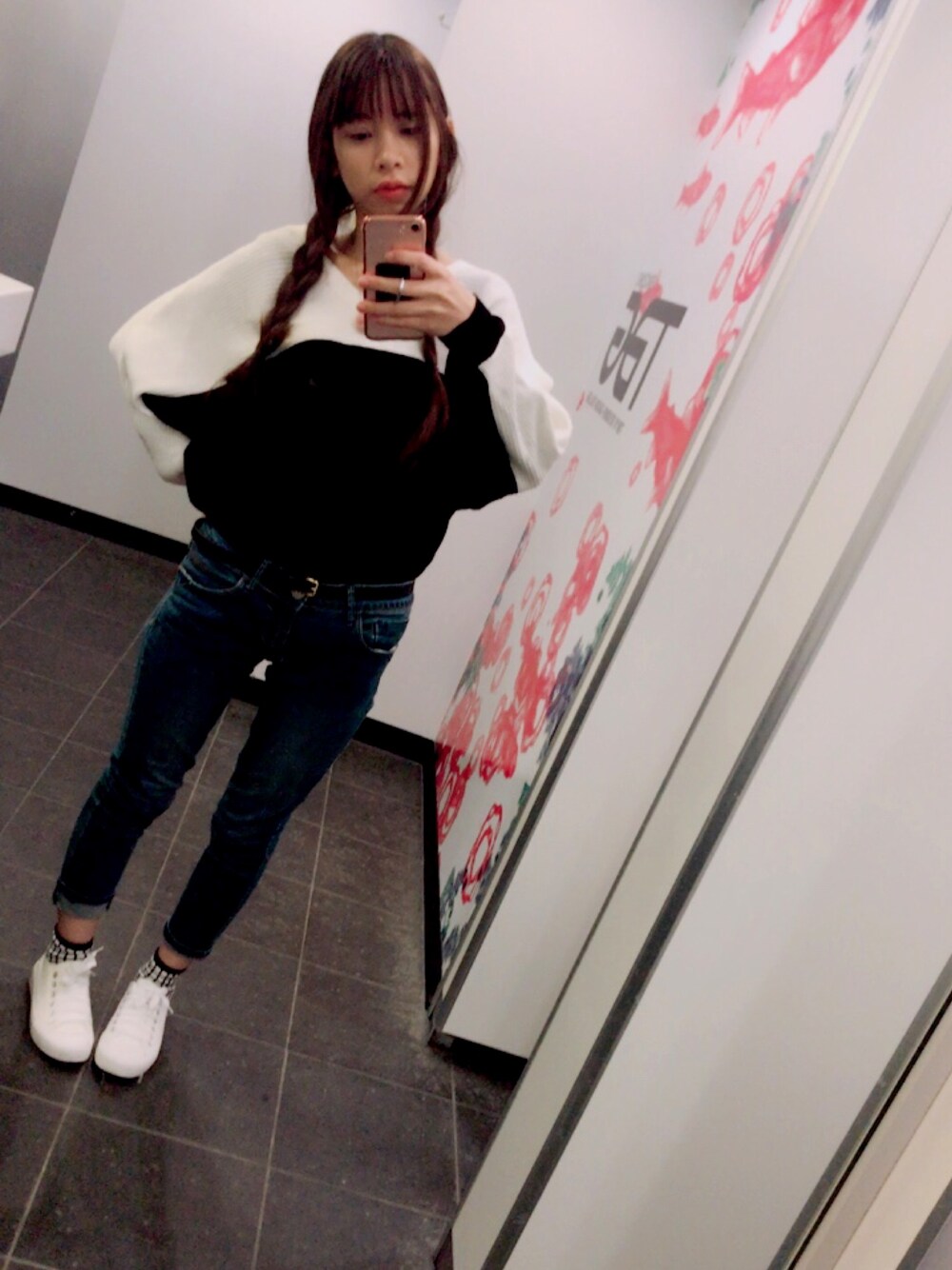 「WINTER STYLE、AZUL by moussy、cute style、knitwear、black and white、denim、nextgeneratin、sneakers」｜「AZUL by moussyのウォッシャブルソフトタッチバイカラー2WAYドルマン（ニット/セーター、ホワイト系）」を使った、ピーチティさん（レディース・153cm）の冬コーディネートの1枚目の写真