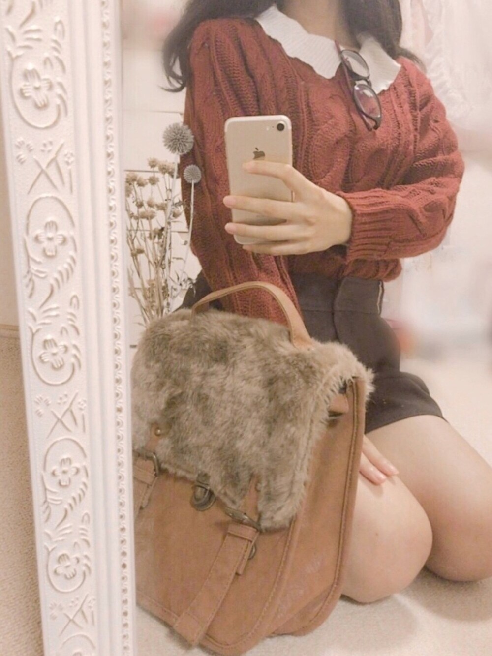 レッド系のニット/セーター、レッド系のその他、グリーン系のその他を着用したレディースの秋コーディネートの1枚目の写真