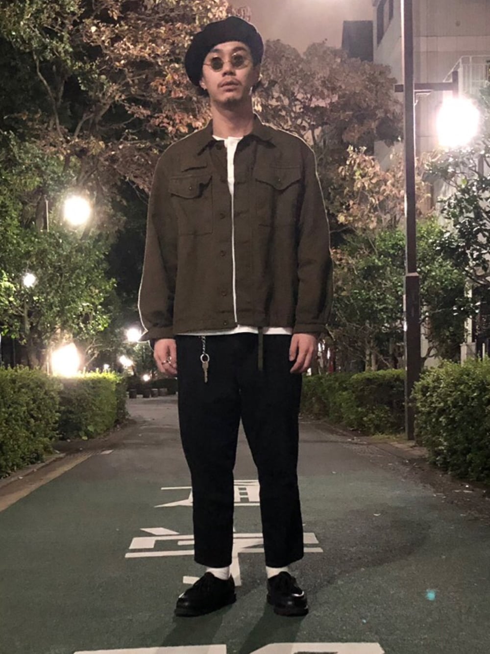 「秋コーデ、ベレー帽、military、スラックス、サングラス」｜「MILITARYのアイテム（ミリタリージャケット、グリーン系）」を使った、れんさん（メンズ・171cm）の秋コーディネートの1枚目の写真