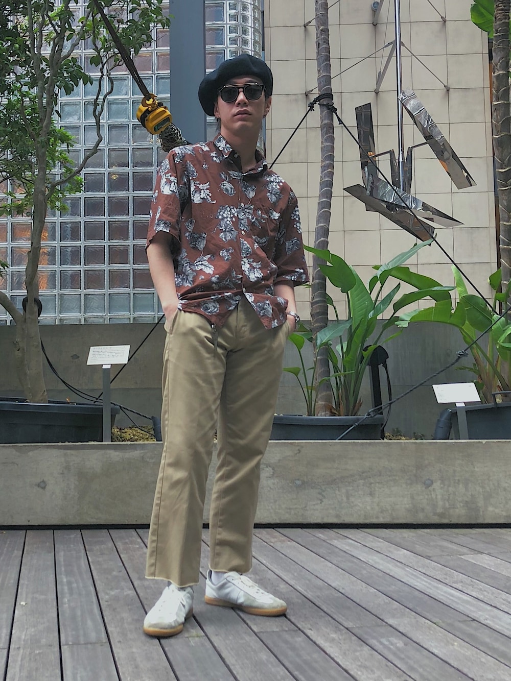 「ジャーマントレーナー、アロハシャツ、ベレー帽、サングラス、クリップオンサングラス、カットオフ」｜「Dickiesのアイテム（チノパンツ、ベージュ系）」を使った、れんさん（メンズ・171cm）の秋コーディネートの1枚目の写真