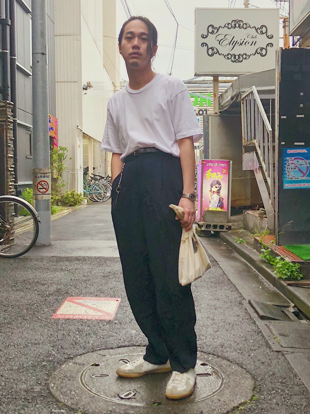 「巾着バッグ、ジャーマントレーナー、COMME des GARCONS、supreme、スニーカーコーデ、シンプルスタイル、白Tシャツ」｜「COMME des GARCONSのアイテム（スラックス、ブルー系）」を使った、れんさん（メンズ・171cm）の秋コーディネートの1枚目の写真