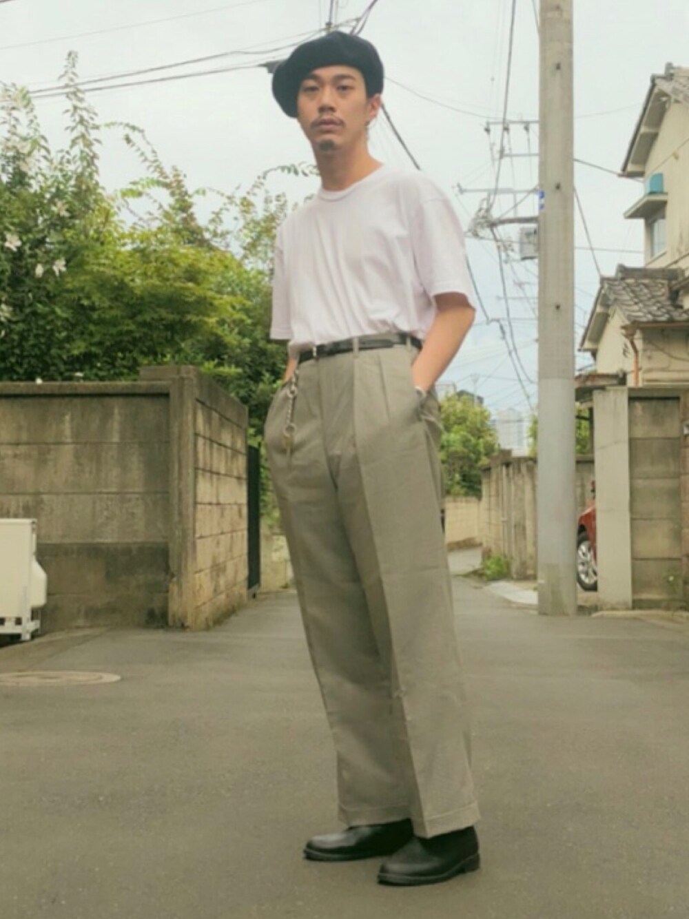 「秋コーデ、レインブーツ、雨の日コーデ、burberry、スラックス、ベレー帽、シンプルスタイル、カジュアル、白Tシャツ」｜「BOINAS ELOSEGUIのBOINAS ELOSEGUI ボイナス・エロセギ / バスクベレー帽 SUPERLUHO（スーパールホ）（ハンチング/ベレー帽、ブラック系）」を使った、れんさん（メンズ・171cm）の秋コーディネートの1枚目の写真