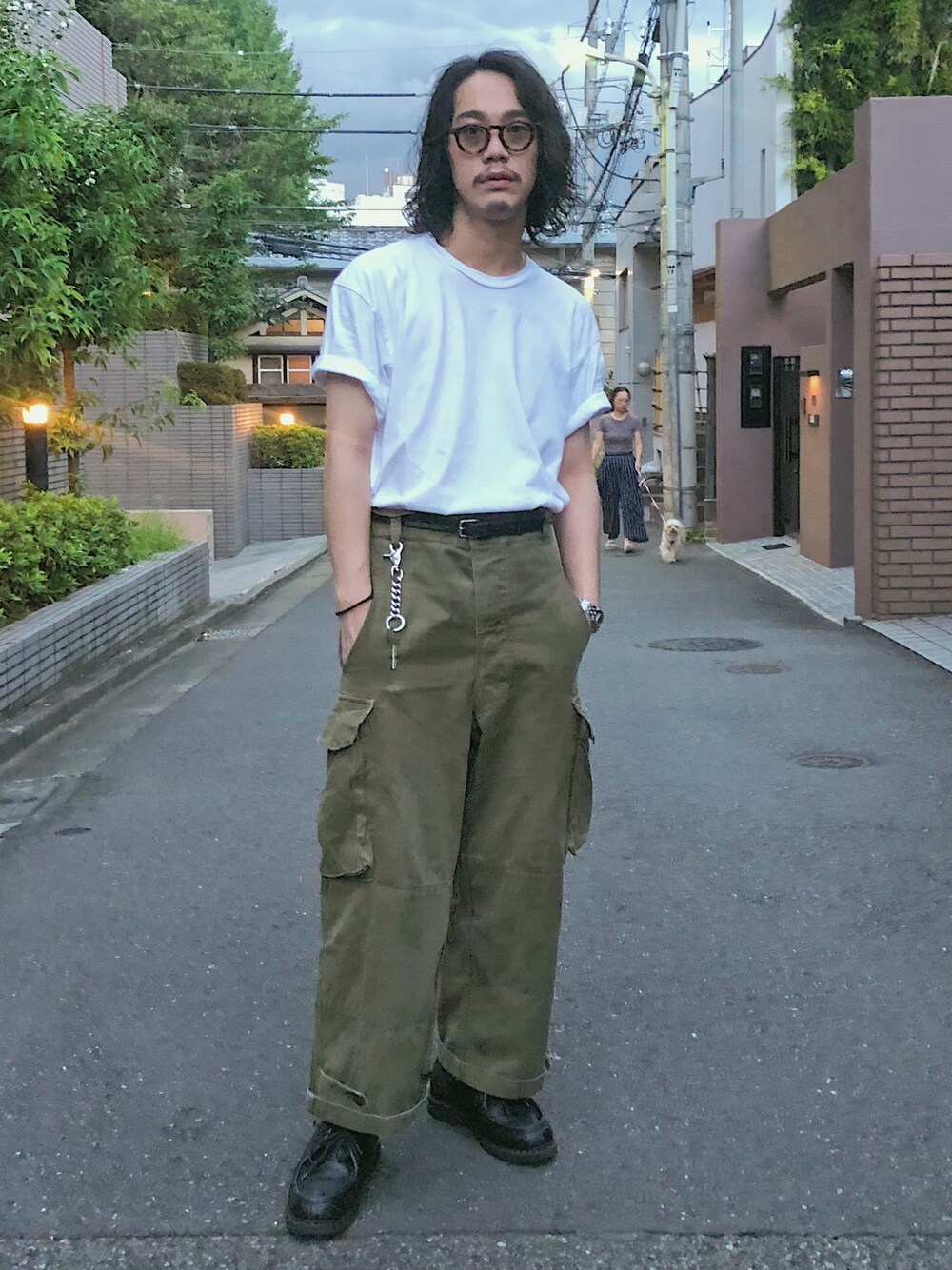 「サングラス、秋コーデ、白Tシャツ、軍パン、military、supreme、Paraboot、guepard」｜「MILITARYのアイテム（カーゴパンツ、グリーン系）」を使った、れんさん（メンズ・171cm）の秋コーディネートの1枚目の写真