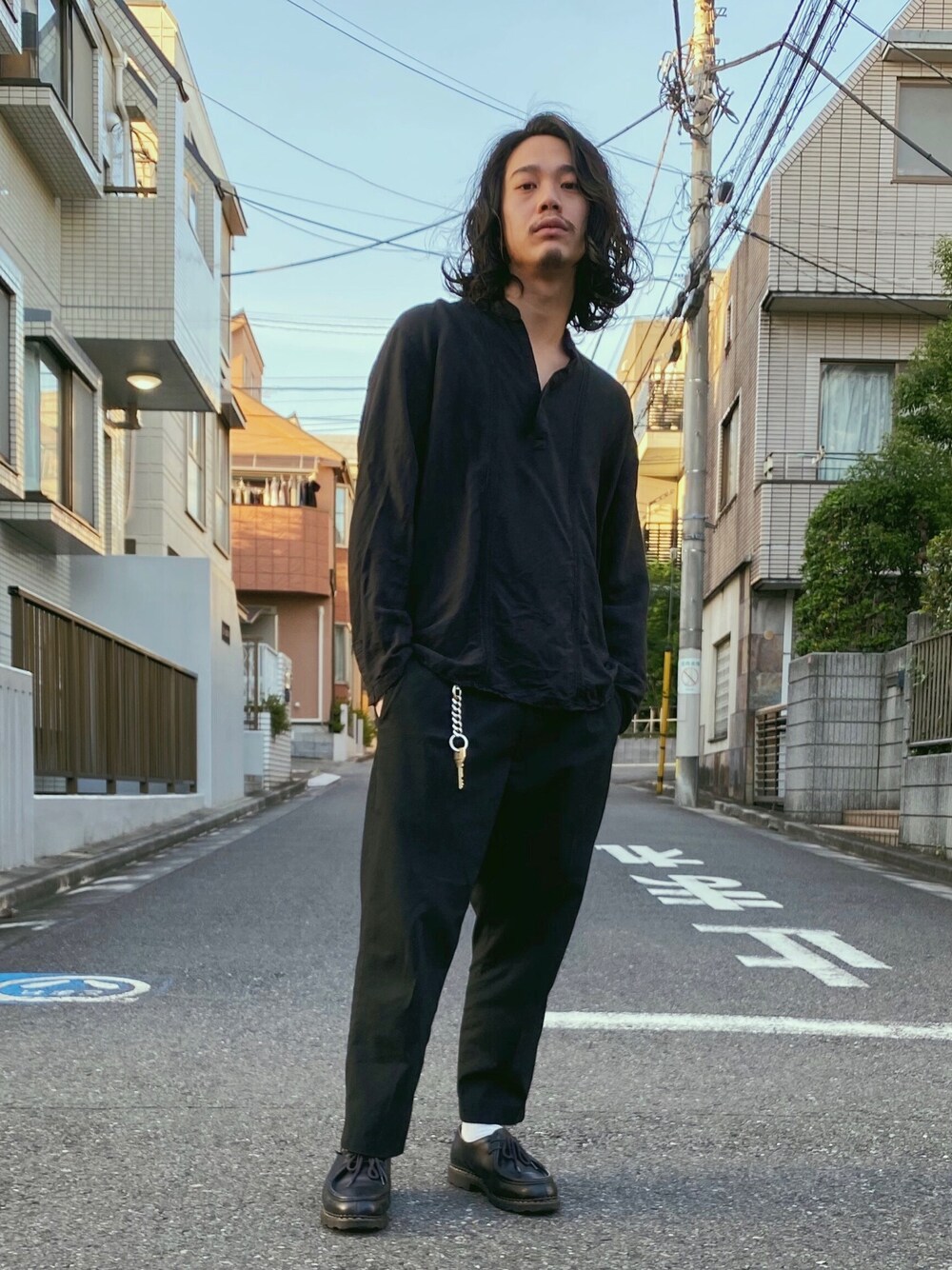 「黒、シンプルコーデ、リラックススタイル、古着、ブラックコーデ、古着MIX、Paraboot」｜「古着のアイテム（シャツ/ブラウス、ブラック系）」を使った、れんさん（メンズ・171cm）の秋コーディネートの1枚目の写真
