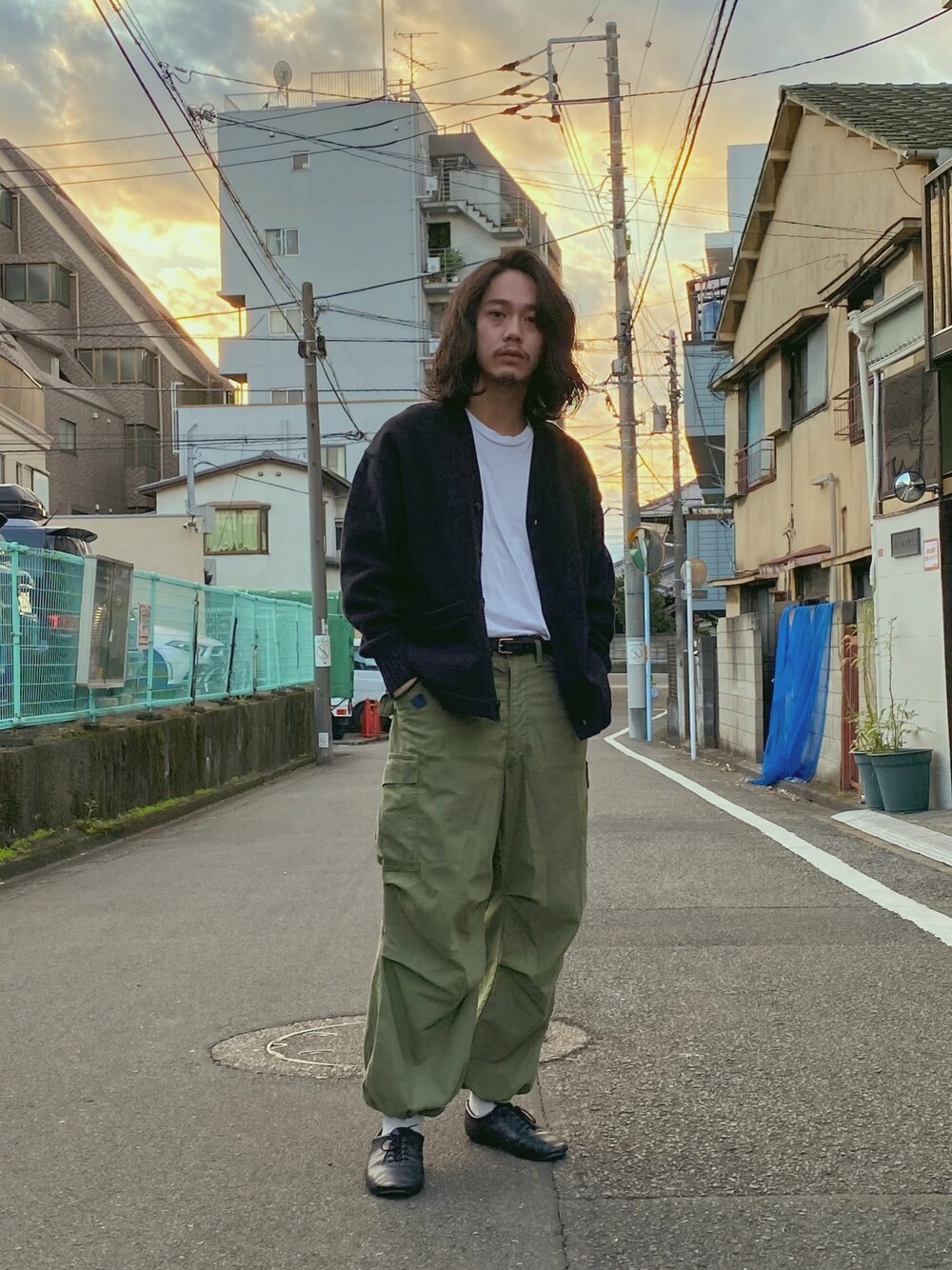 「秋のコーデ、秋コーデ、軍パン、military、革靴、BEAMS、カーディガン、白Tシャツ、黒、秋服」｜「BEAMSのBEAMS / 3ゲージ レタード ビッグカーディガン（カーディガン/ボレロ、ブラック系）」を使った、れんさん（メンズ・171cm）の秋コーディネートの1枚目の写真