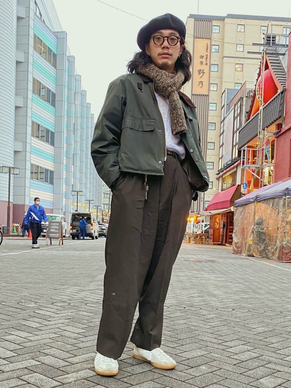 「冬コーデ、大人コーデ、カジュアル、ブラウン、ハンチング、barbour、ベレー帽、マフラー、サングラス、ジャーマントレーナー」｜「BOINAS ELOSEGUIのBOINAS ELOSEGUI ボイナス・エロセギ / バスクベレー帽 SUPERLUHO（スーパールホ）（ハンチング/ベレー帽、ブラック系）」を使った、れんさん（メンズ・171cm）の秋コーディネートの1枚目の写真