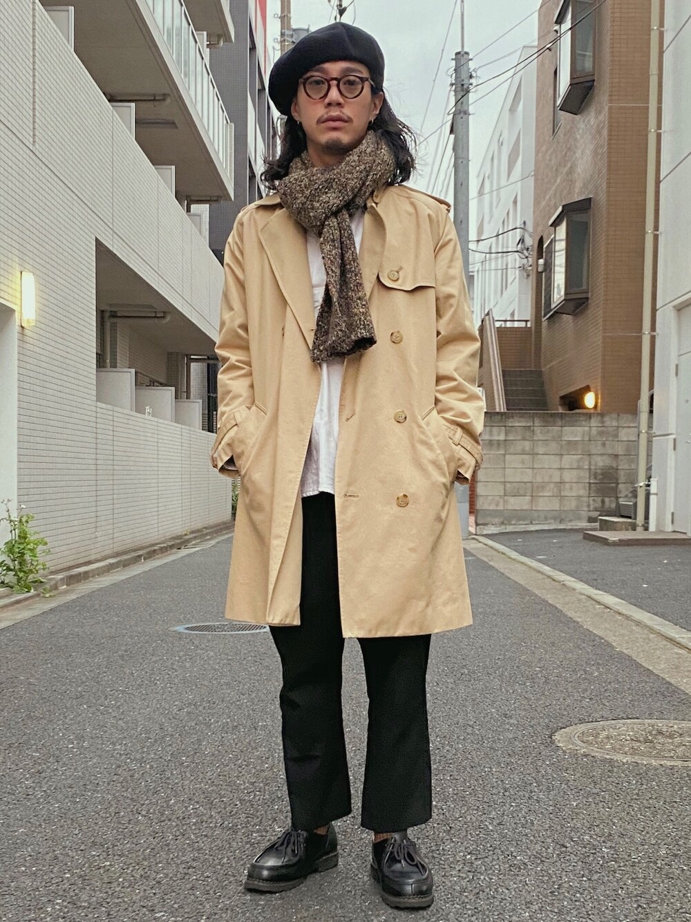 「秋冬コーデ、大人カジュアル、キレイめ、革靴、ベレー帽、サングラス、Paraboot、トレンチコート、A.P.C.、agnes b.」｜「BOINAS ELOSEGUIのBOINAS ELOSEGUI ボイナス・エロセギ / バスクベレー帽 SUPERLUHO（スーパールホ）（ハンチング/ベレー帽、ブラック系）」を使った、れんさん（メンズ・171cm）の秋コーディネートの1枚目の写真