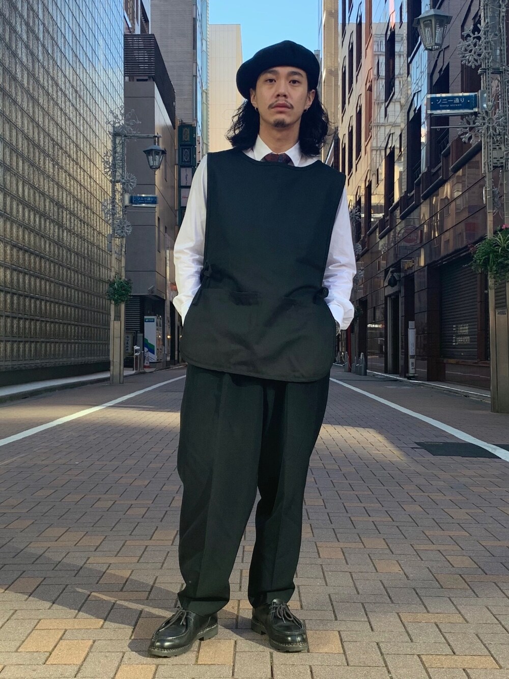 「きれいめカジュアル、黒、スラックス、ネクタイ、エプロン、ベレー帽、Dior、シャツスタイル、レイヤードスタイル、革靴」｜「UNCOMMON THREADSのアイテム（ファッション雑貨、ブラック系）」を使った、れんさん（メンズ・171cm）の秋コーディネートの1枚目の写真