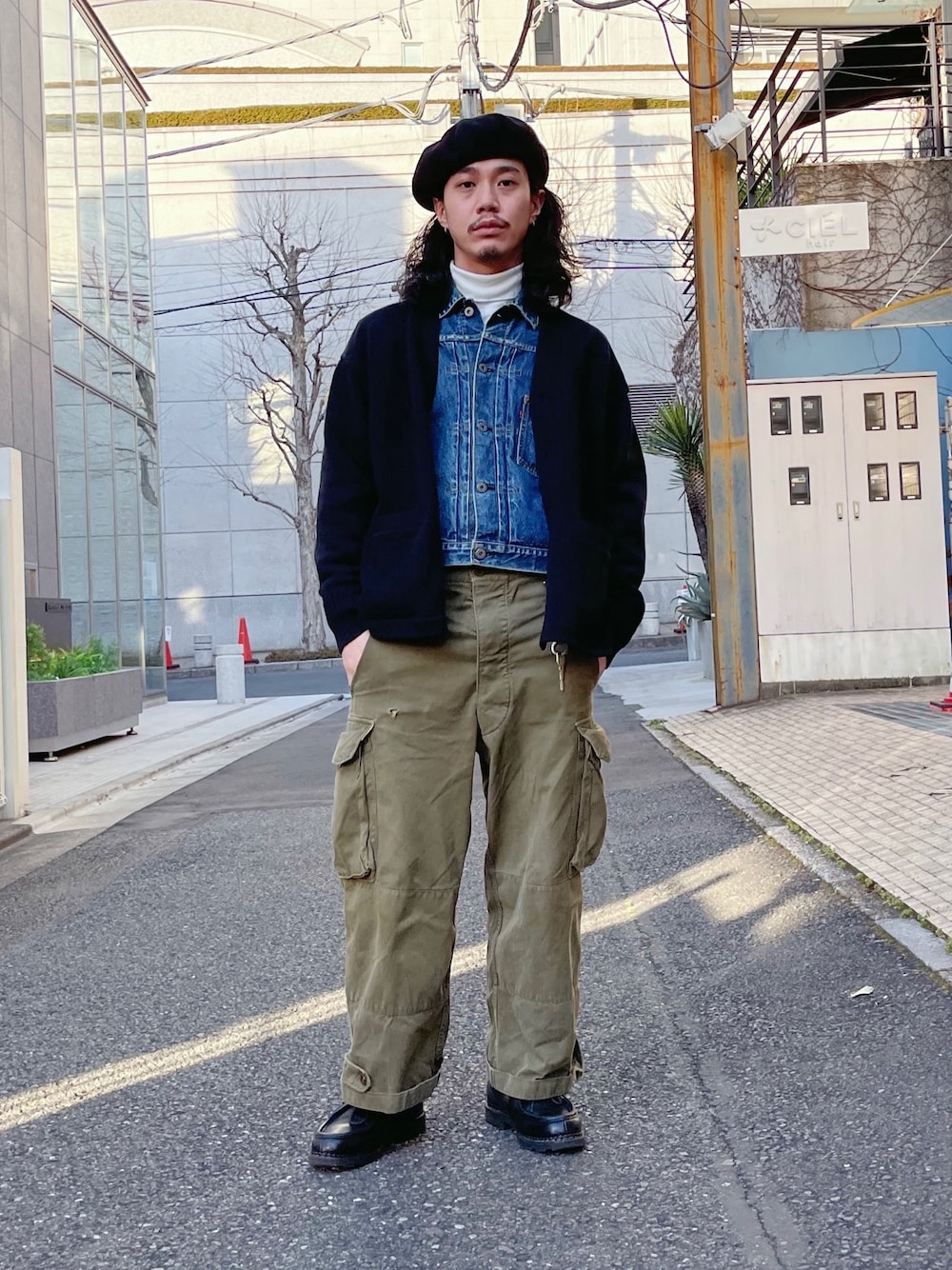 「UNIQLO、vintage、革靴、グリーン、カーディガン、m47、デニムジャケット、軍パン、ベレー帽、タートルネック」｜「ParabootのPARABOOT  / パラブーツ : MICHAEL 70 ANS（ブーツ、ブラック系）」を使った、れんさん（メンズ・171cm）の春コーディネートの1枚目の写真