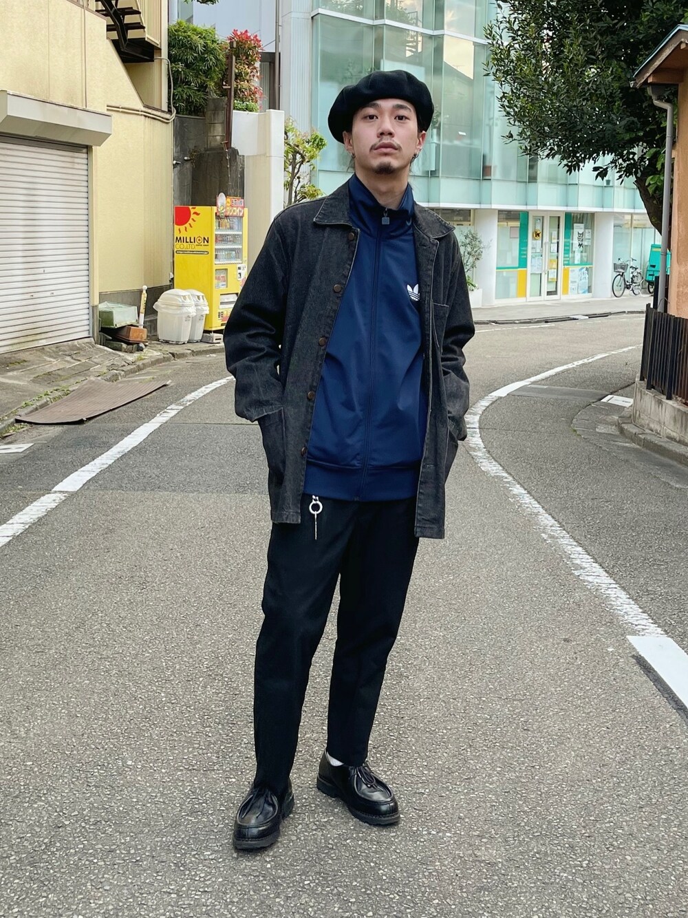 「革靴、スラックス、古着、トラックジャケット、ベレー帽、デニムコート、クラシカル、adidas、adidas originals、Paraboot」｜「adidas Originalsのアイテム（その他アウター、ブルー系）」を使った、れんさん（メンズ・171cm）の春コーディネートの1枚目の写真
