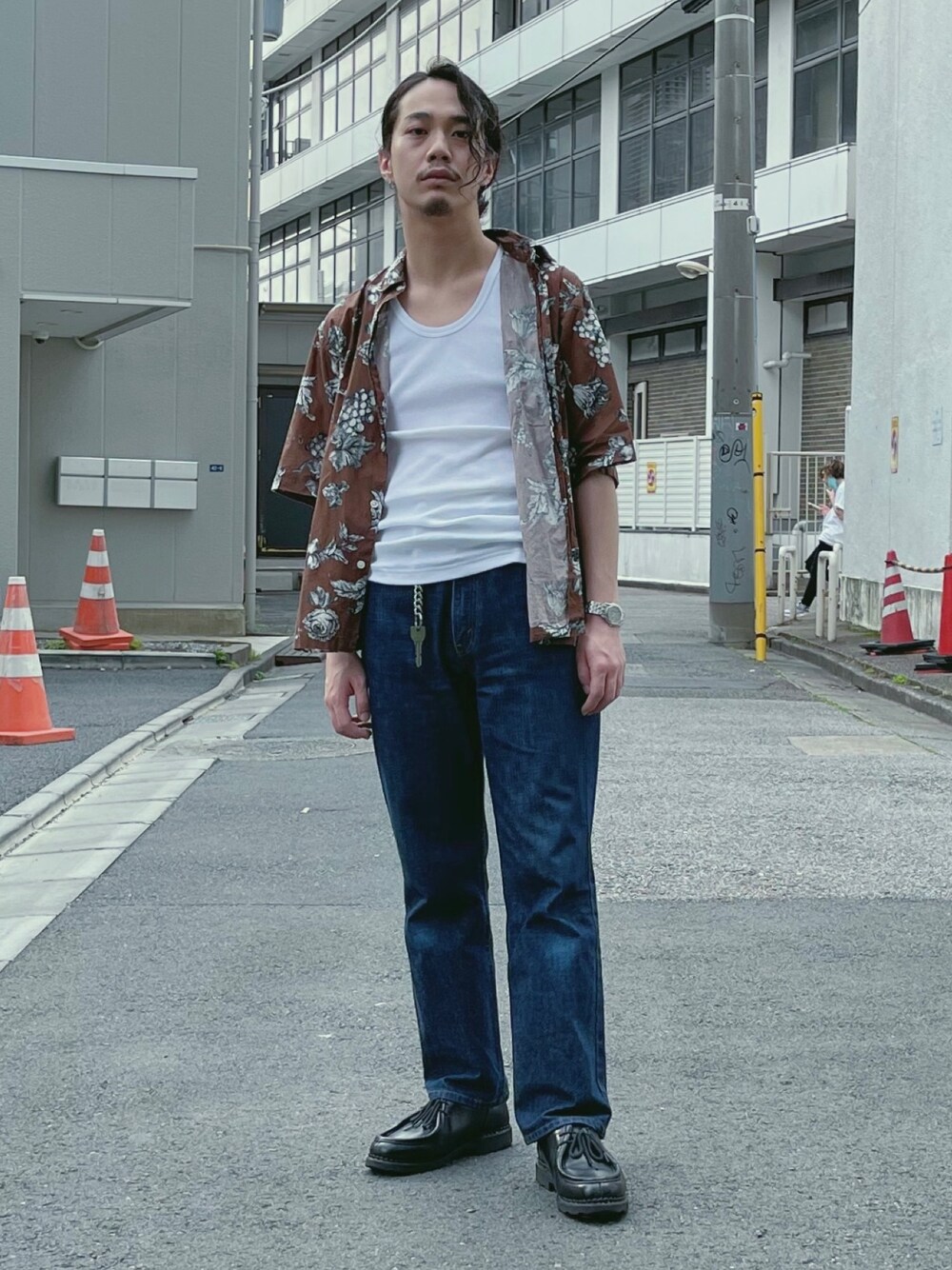「大人コーデ、夏、夏コーデ、デニム、革靴、柄シャツ、ユニクロ、オトナカジュアル、アロハシャツ、タンクトップ」｜「Levi'sのアイテム（デニムパンツ、ブルー系）」を使った、れんさん（メンズ・171cm）の夏コーディネートの1枚目の写真