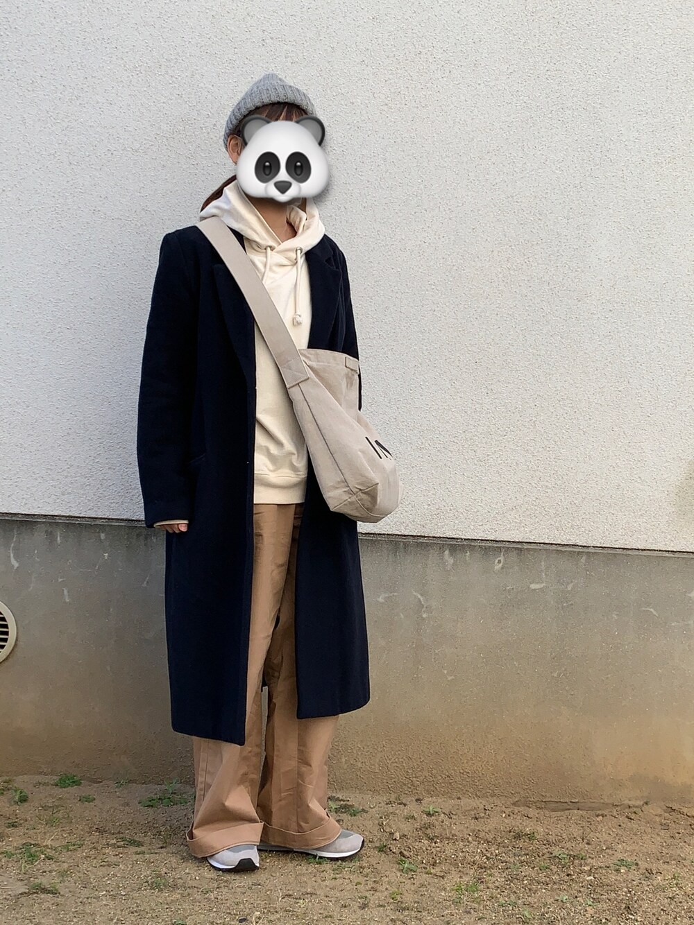 「MARGARET HOWELLのアイテム（ショルダーバッグ、ホワイト系）」を使った、ユイさん（レディース・155cm）の冬コーディネートの1枚目の写真