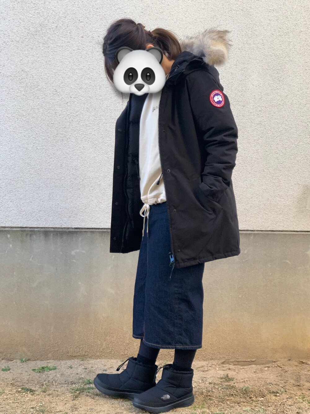 「CANADA GOOSEのアイテム（ダウンジャケット/コート、ブラック系）」を使った、ユイさん（レディース・155cm）の冬コーディネートの1枚目の写真