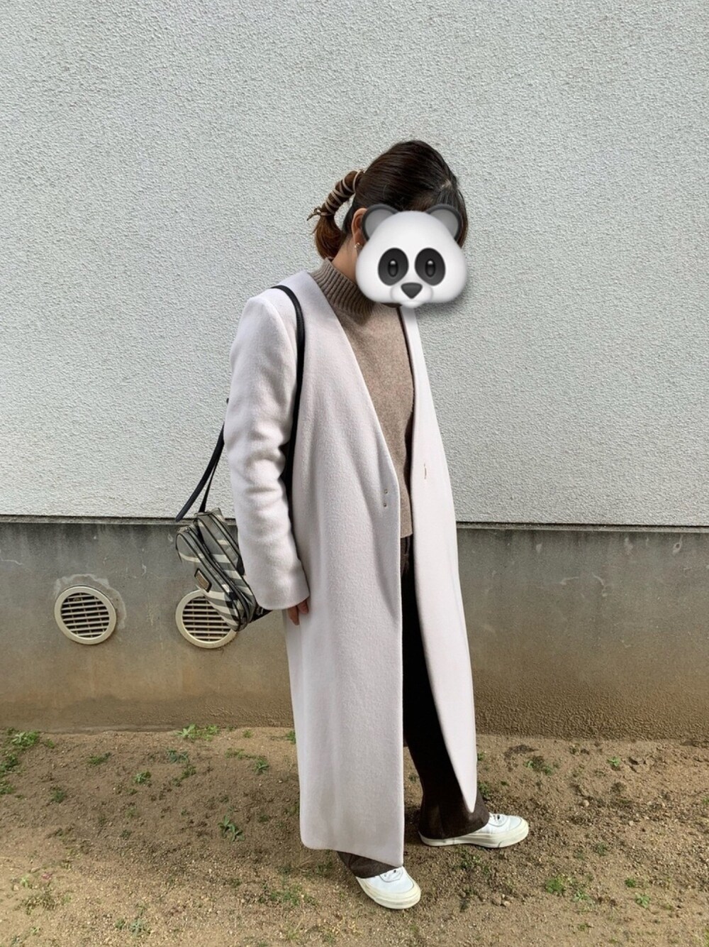 「CONVERSEのアイテム（スニーカー、ホワイト系）」を使った、ユイさん（レディース・155cm）の冬コーディネートの1枚目の写真
