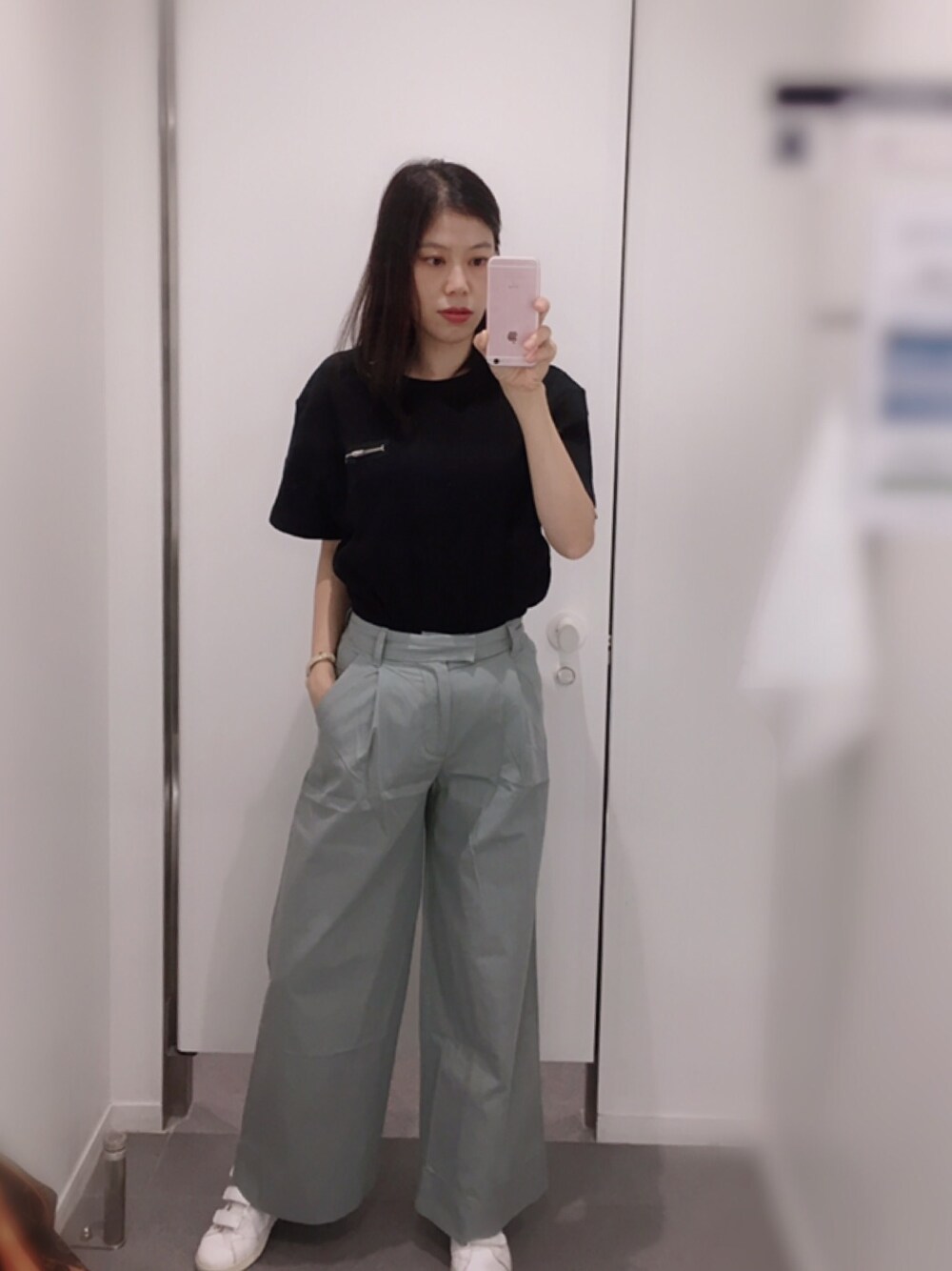 「大人カジュアル、秋服、カジュアル、ワイドパンツ、ママファッション、シャツスタイル」｜「Janissのポケットファスナー付Tシャツ（Tシャツ/カットソー、ブラック系）」を使った、ちょうさん（レディース・168cm）の夏コーディネートの1枚目の写真