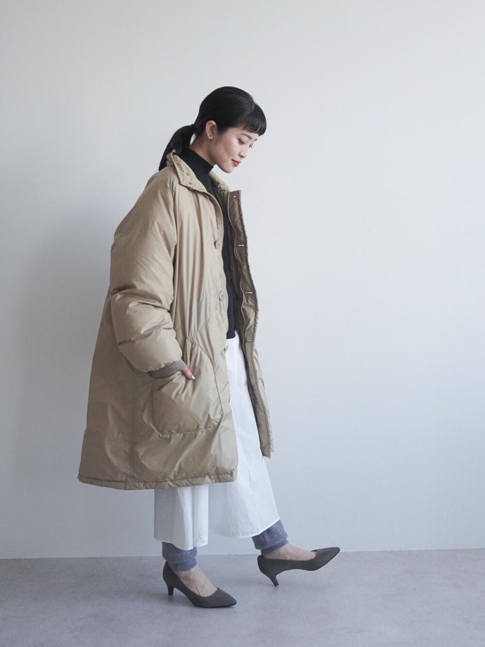 「ワンピース、レイヤード、リラックス、ニットベスト、ニットパンツ、骨格ウェーブ、□骨格ウェーブ」｜「green label relaxingのポインテッド プレーン パンプス(5cmヒール)（パンプス、グレー系）」を使った、kurimotoさん（レディース・158cm）の秋コーディネートの1枚目の写真
