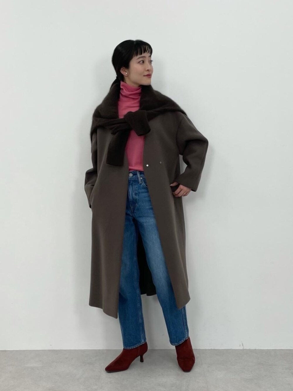 「コート、カラーニット、デニムパンツ、カラーコート、デニムコーデ、ピンクニット、アウターコーデ、ニット/セーター、□骨格ウェーブ、あうたー」｜「green label relaxingのEVERY. ハイネック プルオーバー ニット -ウォッシャブル-（ニット/セーター、ピンク系）」を使った、kurimotoさん（レディース・158cm）の秋コーディネートの1枚目の写真