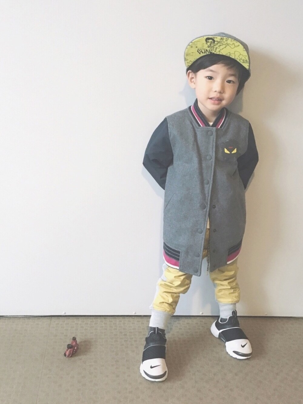 「FENDI、キッズコーデ、おとこのこ、アウター、イエロー、こどもコーデ、boystyle、ナイキ」｜「FENDIのアイテム（ジャケット/アウター、グレー系）」を使った、littleTさん（キッズ・100cm）の秋コーディネートの1枚目の写真