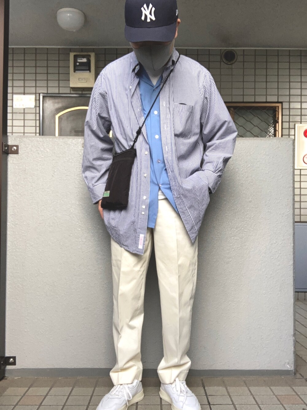 ブルー系のシャツ/ブラウス、ブルー系のシャツ/ブラウス、ブラック系のショルダーバッグを着用したメンズの春コーディネートの1枚目の写真