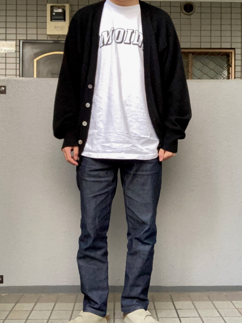 「普通、カーディガン、カシミヤ、ジーンズ、サンダル」｜「UNIQLOのアイテム（デニムパンツ、ブルー系）」を使った、マーマレードさん（メンズ・169cm）の春コーディネートの1枚目の写真
