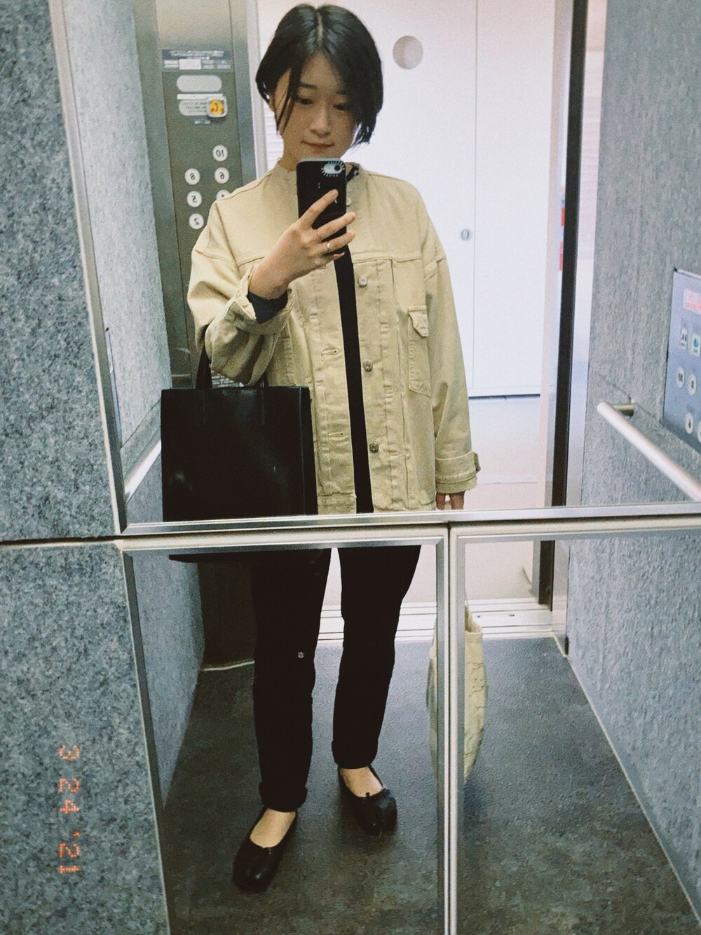 「カジュアルコーデ、カーキ、カーキアウター、おしゃれさんと繋がりたい、大学生」｜「ZARAのアイテム（ニット/セーター、ブラック系）」を使った、Toukoさん（レディース・156cm）の春コーディネートの1枚目の写真