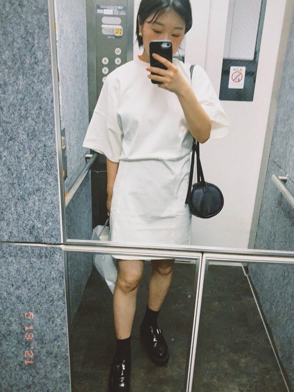 「ワンピース、プチプラ、雨の日コーデ、大学生、シンプル」｜「SHEL’TTERのアイテム（ワンピース、ホワイト系）」を使った、Toukoさん（レディース・156cm）の春コーディネートの1枚目の写真