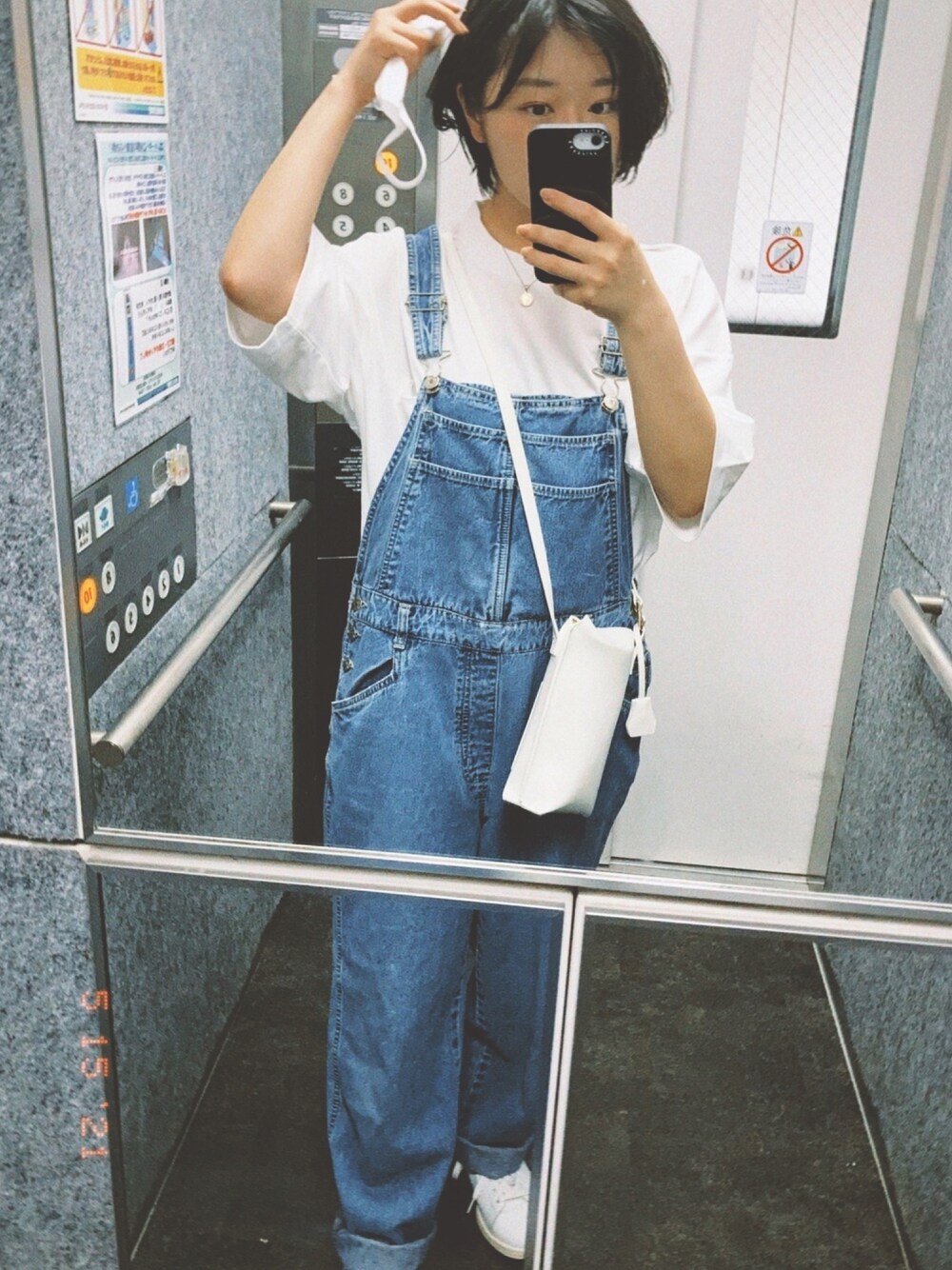 「古着、古着女子、大学生、シンプル、オーバーオール、プチプラ、ボーイッシュ」｜「VISのキーチャーム付き たて長ミニショルダーバッグ（ショルダーバッグ、ホワイト系）」を使った、Toukoさん（レディース・156cm）の春コーディネートの1枚目の写真