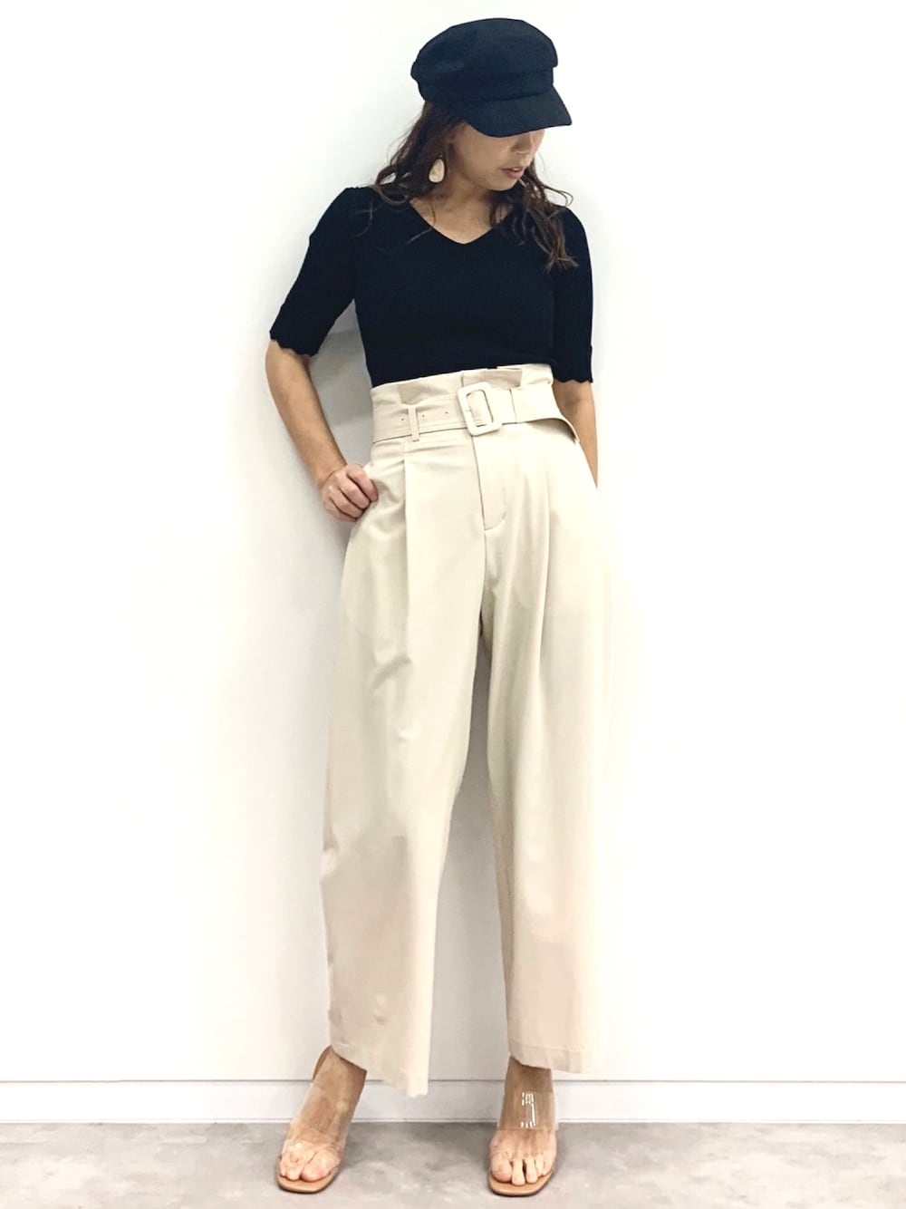 「シンプルコーデ、春夏コーデ、大人コーデ、帽子コーデ、キャスケット、パンツスタイル、パンツコ－デ、アンドクチュール、OLスタイル」｜「And Coutureのアイテム（パンツ、ベージュ系）」を使った、aya83★☆★さん（レディース・159cm）の春コーディネートの1枚目の写真