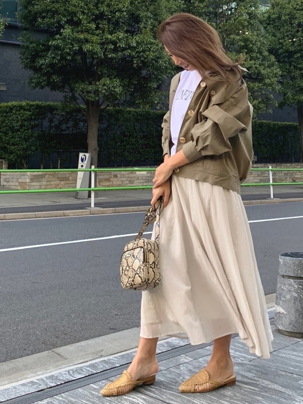 「大人カジュアル、お洒落さんとつながりたい、大人コーデ、Tシャツ、パイソン柄バッグ、andcouture、アンドクチュール、ビックジャケット、fashion_ayand、アースカラー」｜「And Coutureのザックリ着れるビックジャケット（ジャケット/アウター、グリーン系）」を使った、aya83★☆★さん（レディース・159cm）の春コーディネートの1枚目の写真